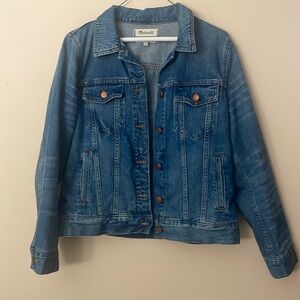 Beautiful like new Madewell denim jacket. Perfect anytime of the year!